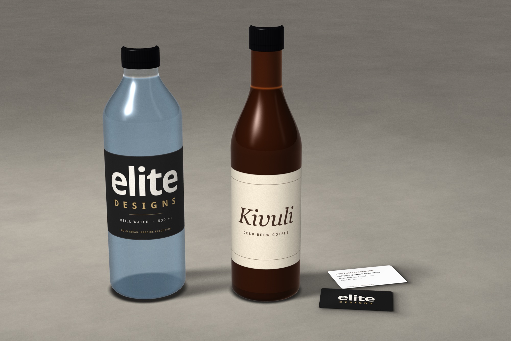 Chupa ya maji ya uwazi yenye lebo nyeusi ya Elite Designs kando ya chupa ya kahawa baridi ya rangi ya kaharabu yenye lebo ya krimu ya Kivuli, na lebo mbili bapa juu ya uso wa jiwe.